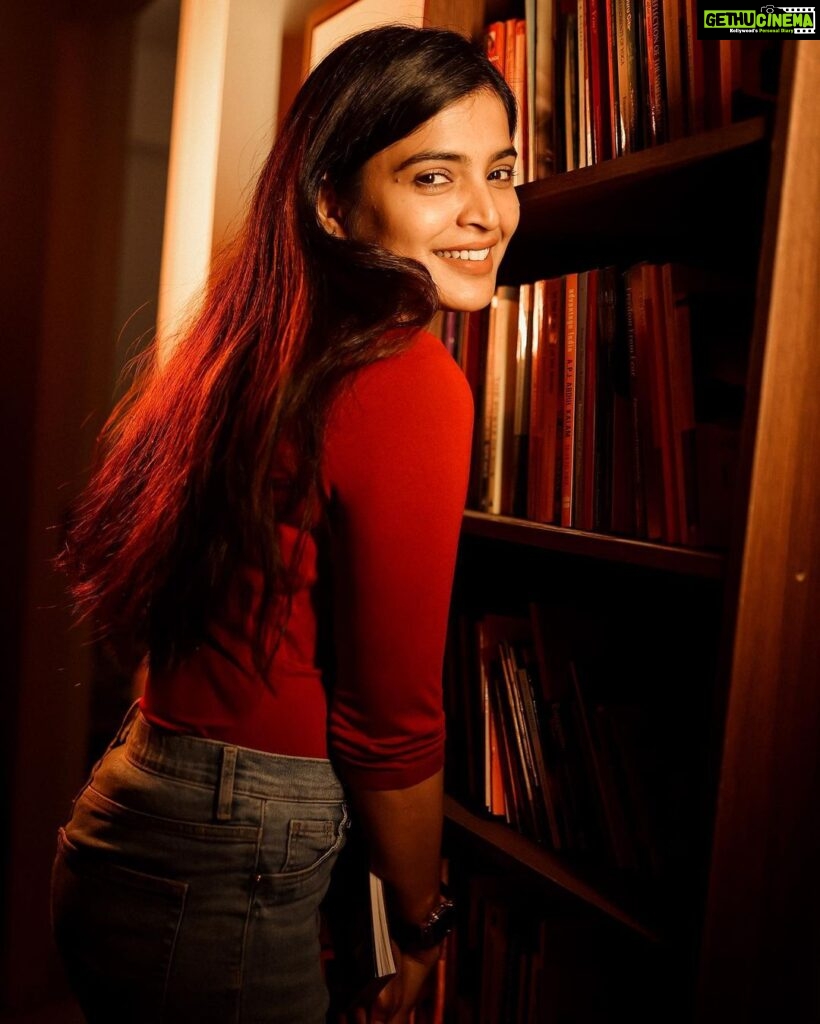 Sanchita Shetty Instagram - Books Lover ❤ What’s your favourite book? Moment captured by : @aaronprince_photography #book #bookstagram #booklover #booklove #peace #joy #love #happy #hope #miracles #blessings #sanchita #sanchitashetty #spreadlovepositivity ❤