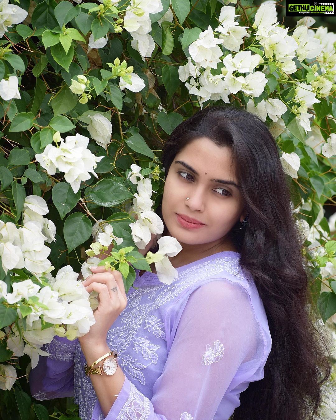 Sangeetha Bhat Instagram - A flower blossoms for its own joy….. #sangeethabhat #sangeethabhatsudarshan #actressforever #bougainvillea #hoovucheluvellatandenditu #lucknawichikankarikurti Badami, Pattadkal, Aihole