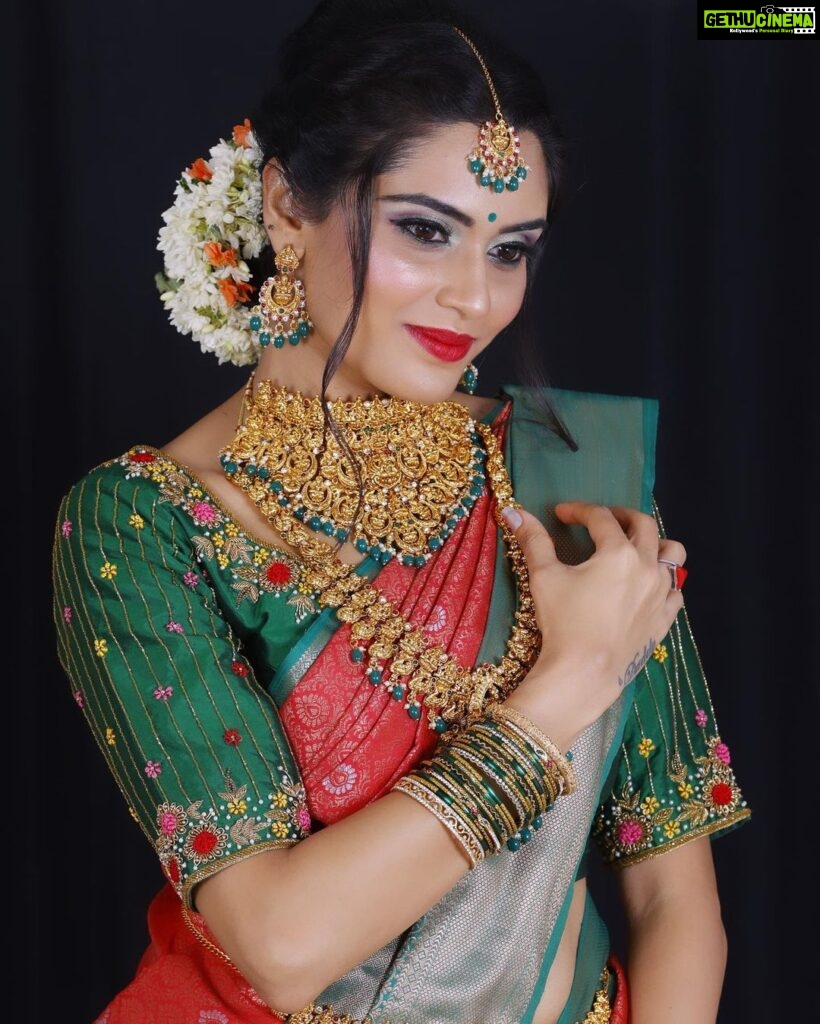 Sangeetha Bhat Instagram - Traditional look💕 Mua: @makeup_by_nethraraajesh Muse : @sangeetha_bhat Hair : @hairstyle_by_anitha Photography: @v_photographystudio Jewellery: @sakhee_salon_spa_bangalore To learn this look join our upcoming batch Contact 9880538153 #makeuptutorial #makeupoftheday #makeuptransformation #makeuplover #makeupcommunity #makeupclass Hennur Main Road