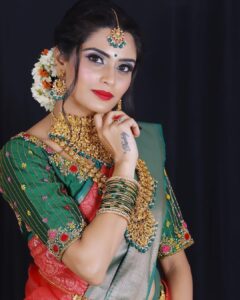 Sangeetha Bhat Instagram - Traditional look💕 Mua: @makeup_by_nethraraajesh Muse : @sangeetha_bhat Hair : @hairstyle_by_anitha Photography: @v_photographystudio Jewellery: @sakhee_salon_spa_bangalore To learn this look join our upcoming batch Contact 9880538153 #makeuptutorial #makeupoftheday #makeuptransformation #makeuplover #makeupcommunity #makeupclass Hennur Main Road