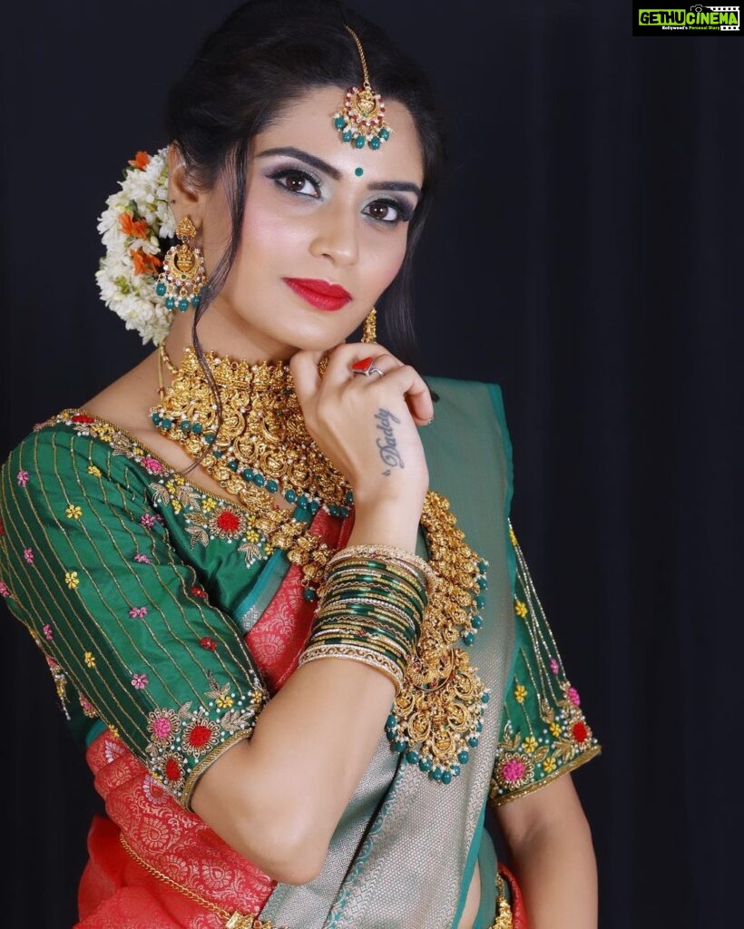 Sangeetha Bhat Instagram - Traditional look💕 Mua: @makeup_by_nethraraajesh Muse : @sangeetha_bhat Hair : @hairstyle_by_anitha Photography: @v_photographystudio Jewellery: @sakhee_salon_spa_bangalore To learn this look join our upcoming batch Contact 9880538153 #makeuptutorial #makeupoftheday #makeuptransformation #makeuplover #makeupcommunity #makeupclass Hennur Main Road