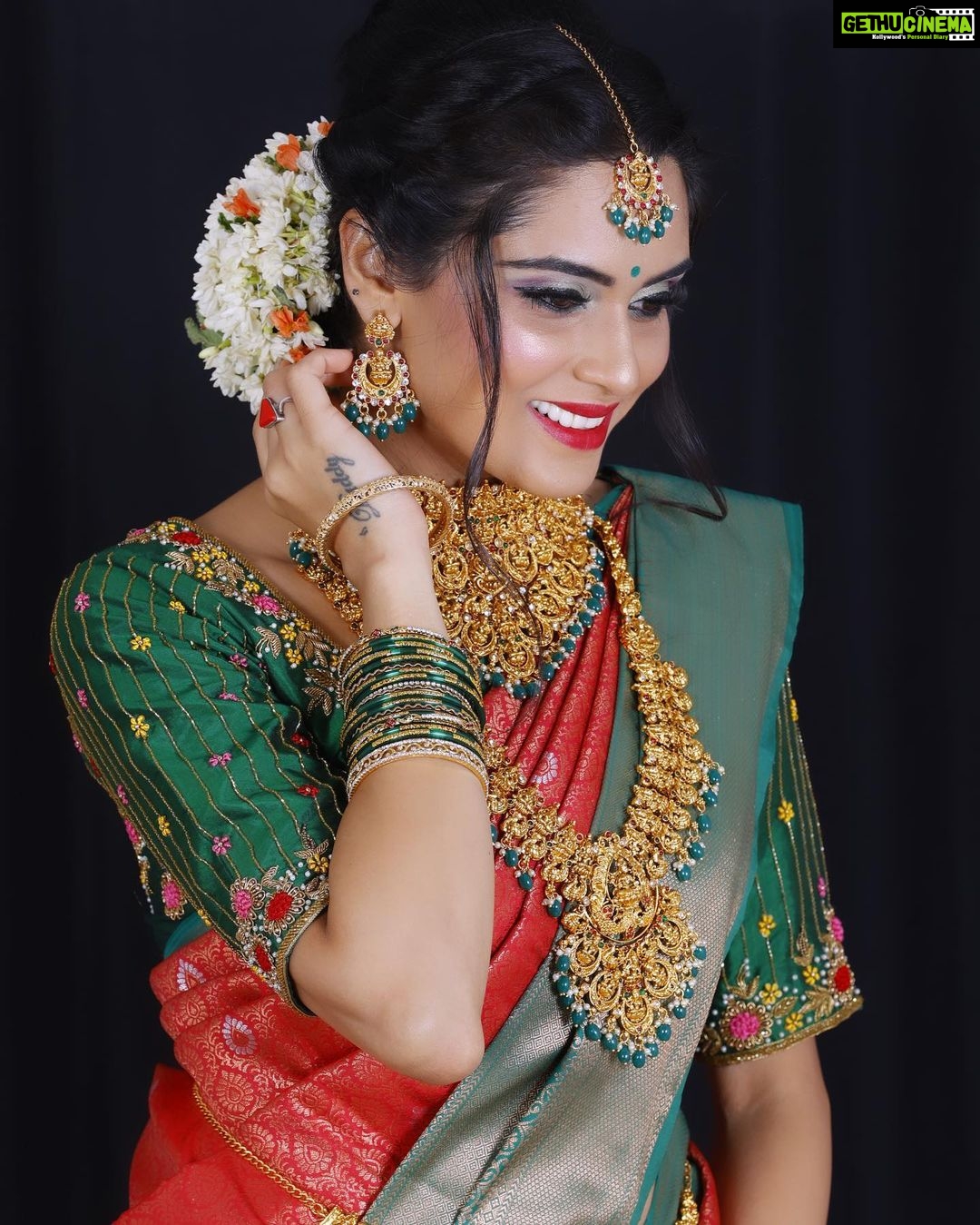 Sangeetha Bhat Instagram - Traditional look💕 Mua: @makeup_by_nethraraajesh Muse : @sangeetha_bhat Hair : @hairstyle_by_anitha Photography: @v_photographystudio Jewellery: @sakhee_salon_spa_bangalore To learn this look join our upcoming batch Contact 9880538153 #makeuptutorial #makeupoftheday #makeuptransformation #makeuplover #makeupcommunity #makeupclass Hennur Main Road