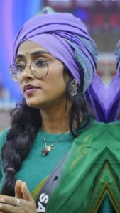 Sangeetha Sringeri Instagram - ಹೆಣ್ಣು ಮಣ್ಣೆಲ್ಲ ವರ ಸಿಕ್ಕಂತೆ 
ನಮ್ಮ ಪುಣ್ಯ ಇದ್ದಂತೆ 
ಬಾ ದೃಷ್ಟಿ ತೆಗಿ ದೃಷ್ಟಿ ತೆಗಿ 😍

Team Sangeetha may have lost the task, but won our hearts ❤️ 

Watch biggboss live on @officialjiocinema and @colorskannadaofficial 

#BBK10 #SangeethaSringeri  #happybiggboss #CrushOfKarnataka #ColorsKannada #JioCinemas #biggbosskannada #Trending
