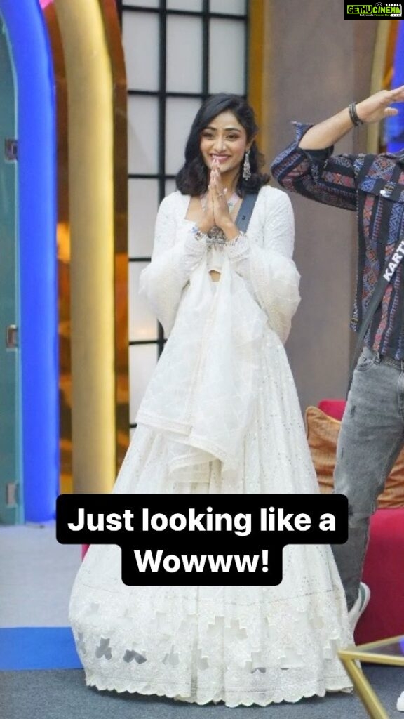 Sangeetha Sringeri Instagram - Isn't she just looking a WOWWW in white 🦢 Jumping on the trend with our trendsetter girl! Outfit : @kannadi_fashion_offical Jewellery: @thespatika #BBK10 #SangeethaSringeri #happybiggboss #CrushOfKarnataka #ColorsKannada #JioCinemas #biggbosskannada #Trending #Wow