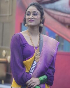 Sangeetha Sringeri Instagram - A dash of purple💜 and whole lot of sunshine 💛
How beautiful is this saree looking on her!

Watch her on @colorskannadaofficial and  @officialjiocinema 

#BBK10 #SangeethaSringeri  #HappyBigboss #ColorsKannada #JioCinemas #BigBossKannada #Trending