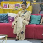 Sangeetha Sringeri Instagram - ನಾವು ಕೂಡ ಹೀಗೆ ಕುತ್ಕೊಂಡು ಇವತ್ತಿನ ಸಂಚಿಕೆಗೆ ಕಾಯ್ತಾ ಇದ್ದೀವಿ 😃 We are all ready for today's episode! Are you guys excited too? Big Boss streaming on @colorskannadaofficial and @officialjiocinema Outfit : @classy.designerhouse Jewellery: @thespatika #BBK10 #SangeethaSringeri #HappyBigboss #VoteForSangeetha #ColorsKannada #JioCinemas #Trending #BigBossKannada