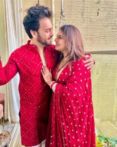 Sanjay Gagnani Instagram - Half my love & half your love this way the moon will be complete 🌙

#karwachauth #festivegreetings