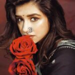 Sanskruti Balgude Instagram – ….साजणा रे….मोहना रे…. ऐक ना रे…! ♠️🖤

#sanskrutibalgude #black #saree #marathi #nath #actress