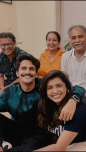 Sanskruti Balgude Instagram - Flashback to being Veer Anandi… ‘Pinjara’ days, a show that aired 12 years ago! After 2 incredible years, the show might have ended, but our bond remained strong. Our WhatsApp group was our virtual reunion space all these years, and last night, we finally met in person at our (Irr chi Aai) @shubhangi.latkar.official ‘s home to relive those cherished memories. Laughter, nostalgia and heartfelt conversations filled the air as we reminisced about our time on the sets of ‘Pinjara’. Grateful for these enduring friendships and the magic of reunion! 🌟🤗📽️ 

Music: Title Song of Pinjara 

#PinjaraReunion #NostalgiaTrip #TVFamily #12YearsOfMemories