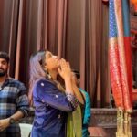 Sanskruti Balgude Instagram – प्रसिद्ध सिने अभिनेत्री संस्कृती बालगुडे मुंबईच्या राजाच्या दर्शना करिता आले असता उत्सव मंडळाच्या वतीने त्यांचे स्वागत केले गेले♥️
.
.
#ganeshgalli #mumbaicharaja Lalbaug Sarvajanik Utsav Mandal [Mumbaicha Raja], Ganesh Galli