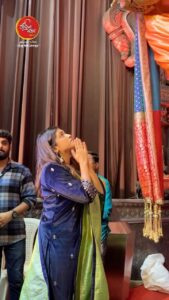 Sanskruti Balgude Instagram - प्रसिद्ध सिने अभिनेत्री संस्कृती बालगुडे मुंबईच्या राजाच्या दर्शना करिता आले असता उत्सव मंडळाच्या वतीने त्यांचे स्वागत केले गेले♥️
.
.
#ganeshgalli #mumbaicharaja