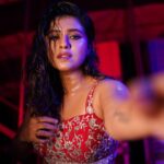 Sanskruti Balgude Instagram - “…. जाळ झाला रे ! 😎🔥” @ganesh_theshutterkey @harshadamore__ @arhaworld @truptihairstylist @satyamakeupartist @vishal.patil36 @ishreyaskeskar #sanskrutibalgude #red #redhot #chyd