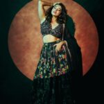 Sanskruti Balgude Instagram - “….little black लेहेंगा..! ♠️ “ @asopalav @nehachaudhary_ @nikhilmore77 @truptihairstylist @santushtimahadeo @sumit_bodhare @ishreyaskeskar #sanskrutibalgude #lehenga #blackaesthetic #maharashtrachihasyajatra