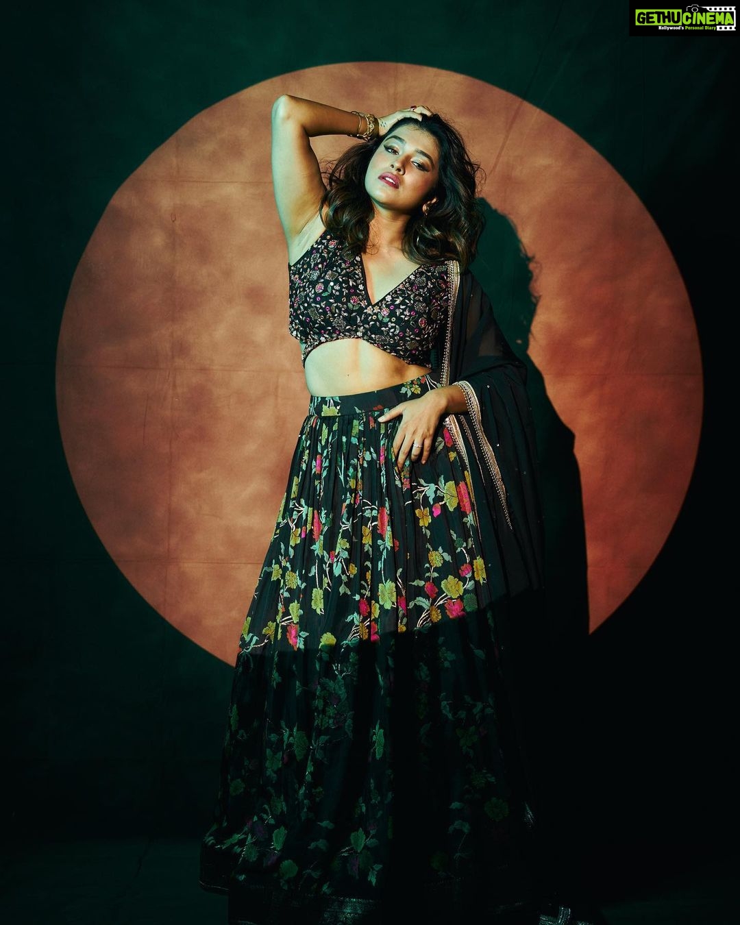 Sanskruti Balgude Instagram - “….little black लेहेंगा..! ♠️ “ @asopalav @nehachaudhary_ @nikhilmore77 @truptihairstylist @santushtimahadeo @sumit_bodhare @ishreyaskeskar #sanskrutibalgude #lehenga #blackaesthetic #maharashtrachihasyajatra