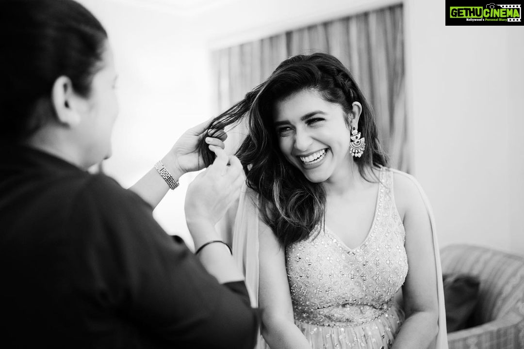 Sanskruti Balgude Instagram - ….only laughters, coffee, camera and a little mess in my “behind the scenes”…. ☺️☕️📸👗 “चौक” Trailer launch it be! 😎🤩 @ganesh_theshutterkey @harshadamore__ @kalamandir_thane @truptihairstylist @ishreyaskeskar
