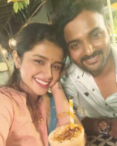 Sanskruti Balgude Instagram - “KAT” च्या Look test चे हे काही photos.. Filming ते Theatre मध्ये तुम्हाला ती भेटे पर्यंत चा प्रवास खुप काही देऊन गेला! “KAT” शी ओळख झाल्या झाल्या तीच्या प्रेमात पडले होते..आणी तुम्ही सुद्धा तितकंच प्रेम तीला दीलत, देताय…🥹🩵 मनापासून Thankyou आहे भाई!! 🙏🏼😭🥹 जय लंबोदर ! 🙏🏼😎 #chowk #sanskrutibalgude #kat
