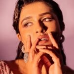 Sanskruti Balgude Instagram – …complete the song…😎

“तुझ्या डोळ्याच्या डोहात, ….????? “

#ChowkPremiereNight 

@kalyaam_2.0 
@aakriti_by_nandita 
@pictorial_studios_ 
@stylist.chaitalikulkarni 
@sheetalhairartis 
@vishal.patil36 

#sanskrutibalgude #lilac