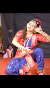 Sanskruti Balgude Instagram - Part 4…

The final part and also the end to the dance as a whole..🙇🏻‍♀️
It’s been so emotionally overwhelming right from the process to now when am posting these glimpses 20 days later… Performing Bharatnatyam gives me a sense of connecting with the divine and more so when I perform about, for Krishna… something that takes over me which can’t be named… maybe some of you resonate ? Am sure you all do…
But Thankyou for being so generous and kind with your love! 🥹🙏🏼 
I never imagined it would be so appreciated.. no lie.. 
I feel grateful and content from the core of my heart! 😌
To the saviour, my forever companion Lord Krishna, all the Prabhu and the Maata, the Vaishnavas, to everyone who made this performance possible, my incredible friends and you all… my heart is full!
Thankyou ! 🙏🏼😭🩵

हरे कृष्णा !! 

Full performance :
https://youtu.be/XZYGhuTv_X0?si=7zoiQTbA7DEBayLD

#krishna #sanskrutibalgude #krishnaneebeganebaaro #bharatanatyam #iskon
