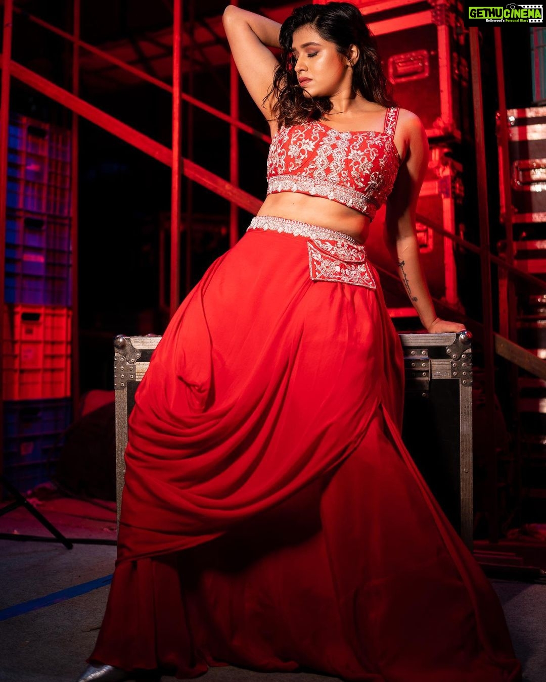 Sanskruti Balgude Instagram - ❌ …. 2nd one is my favourite…😎❌ @ganesh_theshutterkey @harshadamore__ @arhaworld @truptihairstylist @satyamakeupartist @vishal.patil36 @ishreyaskeskar #sanskrutibalgude #chyd #redalert #redhot