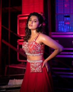 Sanskruti Balgude Instagram - “…. जाळ झाला रे ! 😎🔥” 

@ganesh_theshutterkey 
@harshadamore__ 
@arhaworld 
@truptihairstylist 
@satyamakeupartist 
@vishal.patil36 
@ishreyaskeskar 

#sanskrutibalgude #red #redhot #chyd