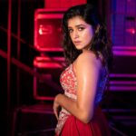 Sanskruti Balgude Instagram - “…. जाळ झाला रे ! 😎🔥” @ganesh_theshutterkey @harshadamore__ @arhaworld @truptihairstylist @satyamakeupartist @vishal.patil36 @ishreyaskeskar #sanskrutibalgude #red #redhot #chyd