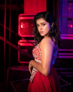 Sanskruti Balgude Instagram - “…. जाळ झाला रे ! 😎🔥” 

@ganesh_theshutterkey 
@harshadamore__ 
@arhaworld 
@truptihairstylist 
@satyamakeupartist 
@vishal.patil36 
@ishreyaskeskar 

#sanskrutibalgude #red #redhot #chyd
