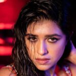 Sanskruti Balgude Instagram - I G N I T E D 💥 @ganesh_theshutterkey @harshadamore__ @arhaworld @truptihairstylist @satyamakeupartist @vishal.patil36 @ishreyaskeskar #sanskrutibalgude #chyd #red #ignite
