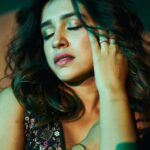 Sanskruti Balgude Instagram - “…I’d rather remain a mystery..♠️ “ @asopalav @nehachaudhary_ @nikhilmore77 @truptihairstylist @santushtimahadeo @ishreyaskeskar #sanskrutibalgude #ladyinblack #mysterious