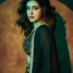 Sanskruti Balgude Instagram - Dramatic, ain’t it ?… ♠️ @asopalav @nehachaudhary_ @nikhilmore77 @truptihairstylist @santushtimahadeo @ishreyaskeskar #sanskrutibalgude #lehenga #blacklove