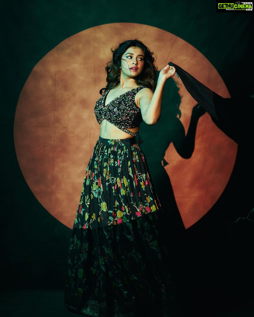 Sanskruti Balgude Instagram - “….little black लेहेंगा..! ♠️ “ @asopalav @nehachaudhary_ @nikhilmore77 @truptihairstylist @santushtimahadeo @sumit_bodhare @ishreyaskeskar #sanskrutibalgude #lehenga #blackaesthetic #maharashtrachihasyajatra