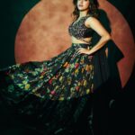 Sanskruti Balgude Instagram - “….little black लेहेंगा..! ♠️ “ @asopalav @nehachaudhary_ @nikhilmore77 @truptihairstylist @santushtimahadeo @sumit_bodhare @ishreyaskeskar #sanskrutibalgude #lehenga #blackaesthetic #maharashtrachihasyajatra