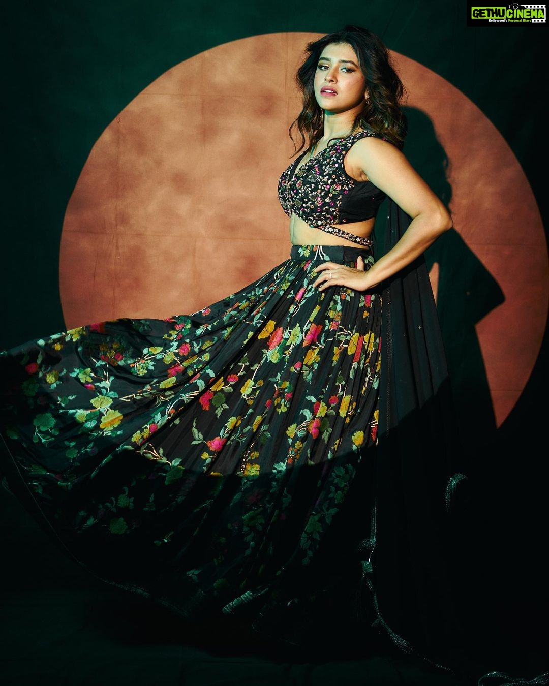 Sanskruti Balgude Instagram - “….little black लेहेंगा..! ♠️ “ @asopalav @nehachaudhary_ @nikhilmore77 @truptihairstylist @santushtimahadeo @sumit_bodhare @ishreyaskeskar #sanskrutibalgude #lehenga #blackaesthetic #maharashtrachihasyajatra