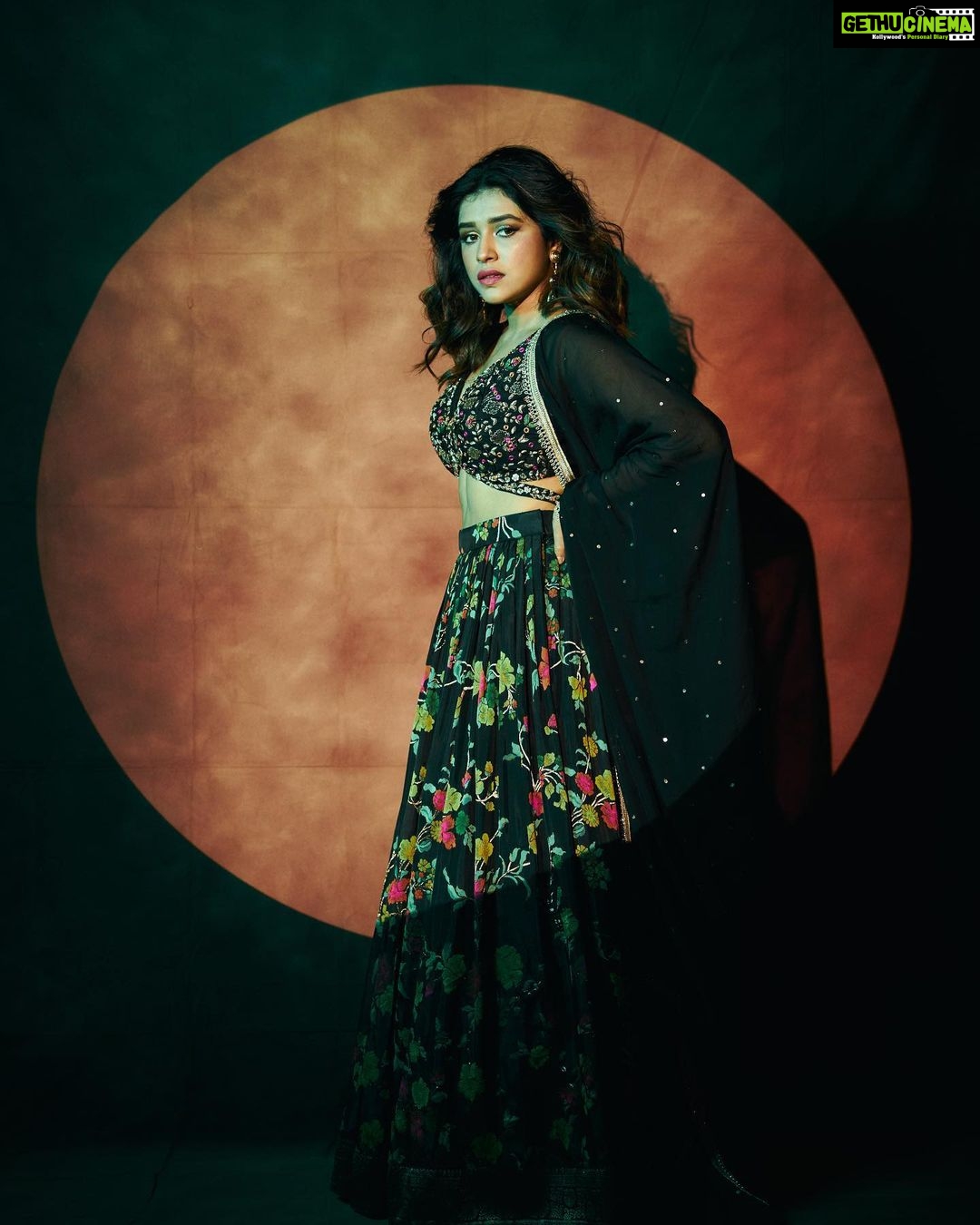Sanskruti Balgude Instagram - “….little black लेहेंगा..! ♠️ “ @asopalav @nehachaudhary_ @nikhilmore77 @truptihairstylist @santushtimahadeo @sumit_bodhare @ishreyaskeskar #sanskrutibalgude #lehenga #blackaesthetic #maharashtrachihasyajatra