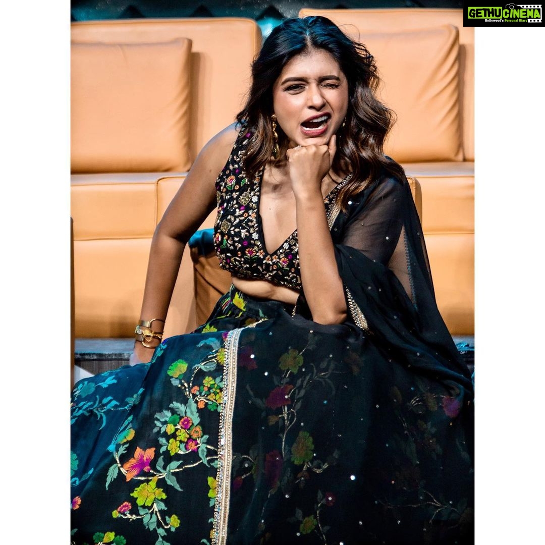 Sanskruti Balgude Instagram - “ महाराष्ट्राची हास्य जत्रा “ ft. “ चौक “ Tonight at 9 pm on @sonymarathi..😎 Pc : @studio.iras #chowk #2June #trailer #marathimovie #dayagaikwad #devendragaikwad #pravintarde #kirangaikwad #sanskrutibalgude #SnehalTarde #shubhankarekbote #upendralimaye #rameshpardeshi #akshaytanksale #rayaabhyankar #marathifilm #marathimovie #maharashtra #release #pityabhai #director #anuradhaproduction #daterelease #marathi #filmindustry