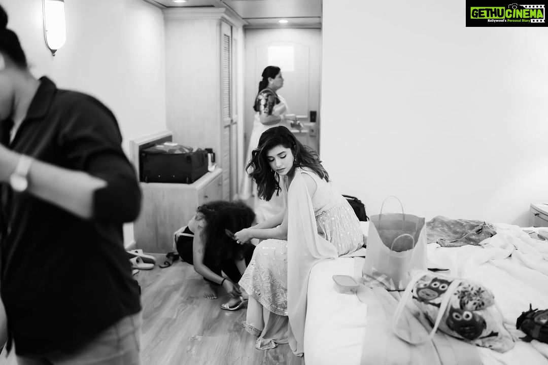 Sanskruti Balgude Instagram - ….only laughters, coffee, camera and a little mess in my “behind the scenes”…. ☺️☕️📸👗 “चौक” Trailer launch it be! 😎🤩 @ganesh_theshutterkey @harshadamore__ @kalamandir_thane @truptihairstylist @ishreyaskeskar
