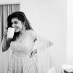 Sanskruti Balgude Instagram - ….only laughters, coffee, camera and a little mess in my “behind the scenes”…. ☺️☕️📸👗 “चौक” Trailer launch it be! 😎🤩 @ganesh_theshutterkey @harshadamore__ @kalamandir_thane @truptihairstylist @ishreyaskeskar
