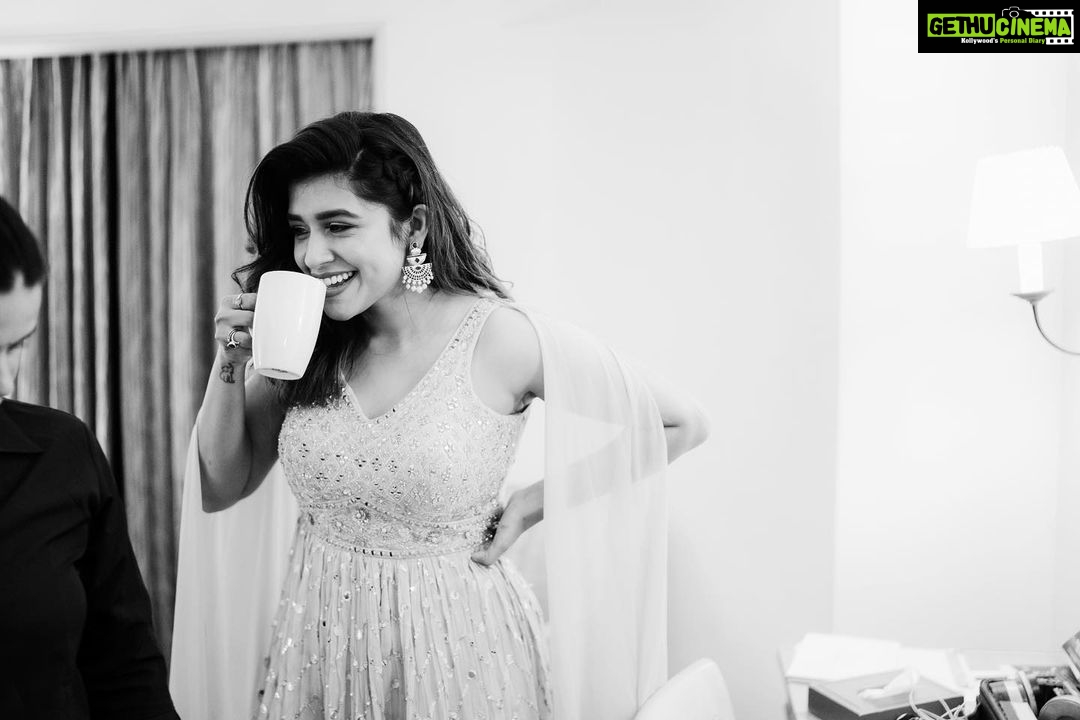 Sanskruti Balgude Instagram - ….only laughters, coffee, camera and a little mess in my “behind the scenes”…. ☺️☕️📸👗 “चौक” Trailer launch it be! 😎🤩 @ganesh_theshutterkey @harshadamore__ @kalamandir_thane @truptihairstylist @ishreyaskeskar