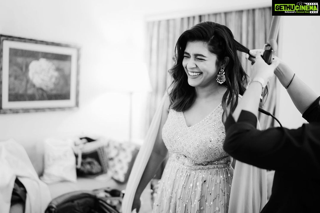 Sanskruti Balgude Instagram - ….only laughters, coffee, camera and a little mess in my “behind the scenes”…. ☺️☕️📸👗 “चौक” Trailer launch it be! 😎🤩 @ganesh_theshutterkey @harshadamore__ @kalamandir_thane @truptihairstylist @ishreyaskeskar