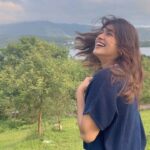 Sanskruti Balgude Instagram - ….only NATURE, will forever have the power over me to keep my heart n soul at peace and in joy ! 🍃🌱🌨️ The best part ? I don’t have to try to be happy… I JUST AM! 🥹🙇🏻‍♀️ ( ..and how can I not give credit to my eternally favourite retro music… 😍✨ #MohammadRafiWalaPyaarForever )
