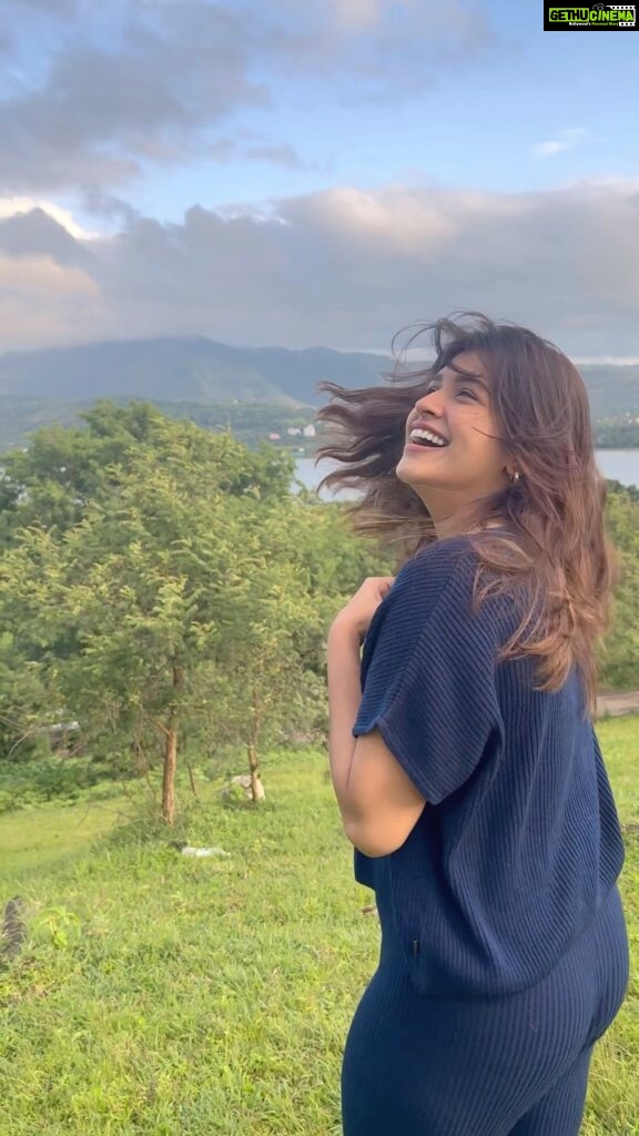 Sanskruti Balgude Instagram - ….only NATURE, will forever have the power over me to keep my heart n soul at peace and in joy ! 🍃🌱🌨️ The best part ? I don’t have to try to be happy… I JUST AM! 🥹🙇🏻‍♀️ ( ..and how can I not give credit to my eternally favourite retro music… 😍✨ #MohammadRafiWalaPyaarForever )