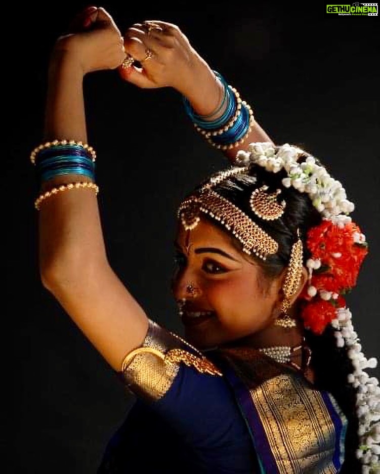 Sanskruti Balgude Instagram - 15 YEARS! 15 years to “अरंगेत्रम” today, 25𝒕𝒉 𝑨𝒖𝒈 marks ! Had been hands down one of the unparalleled, life changing year and moment of my life.. although I wish I could do it all over again, the thought of it still is nerve-racking..! It feels surreal that it’s been more than a decade…yet, the memory stays fresh in my heart and soul..🥹 To my naive self back then and to all those because of whom I am able to go back and through THIS..! 🙇🏻♀️ It’s never too late to be grateful is it?! So… Thankyou! 🌼 #BharatnatyamIsMyForeverLove