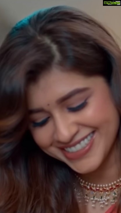 Sanskruti Balgude Instagram - Nothing in the world makes me more elated than a day of work… 🩵 Recently shot for an advertisement for @pngjewellers ! What a short, fun day..🌼 Check the advertisement here, https://youtu.be/0YWio3si1p0