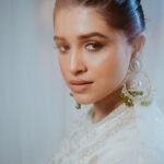 Sanskruti Balgude Instagram - उनसे नज़रें क्या मिलीं रौशन फिज़ाएँ हो गयीं ❤️🦢 . . . . #sanskrutibalgude #sanskrutibalgudeofficial #love #mood #instamood #grateful