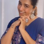 Sanskruti Balgude Instagram - “…किसी के इश्क़ में दुनिया लुटाकर हम भी देखेंगे “ 😍 Has been my favourite songs since the time I can’t remember, for an obvious reason, HER! Posting this with a heart, full with love, honesty, nervousness and sentiments… if you know me, you know what “Madhubala” means to me and that’s the reason why I needed this homage to be something that would bring a smile on her face, if she could watch from wherever she is! 🥹🙇🏻‍♀️ I hope you love it too..🩵 #sanskrutibalgude #performance #performer #dance #actress #madhubala #mughaleazam