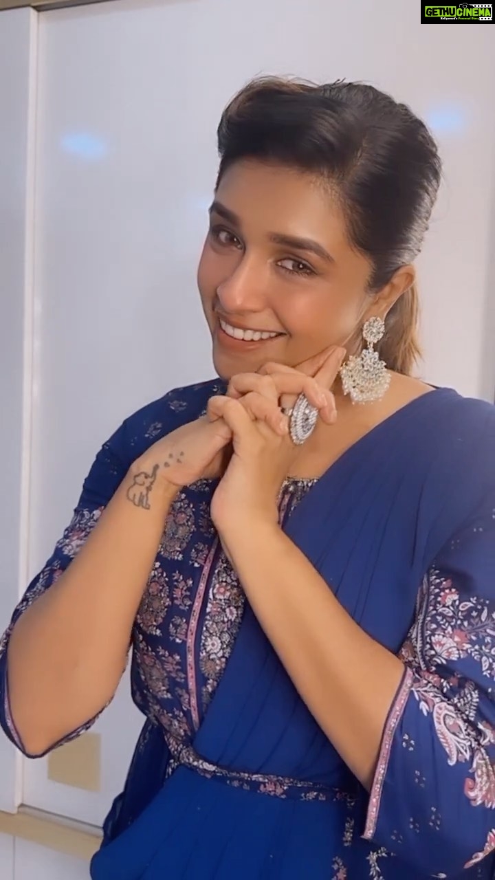 Sanskruti Balgude Instagram - “…किसी के इश्क़ में दुनिया लुटाकर हम भी देखेंगे “ 😍 Has been my favourite songs since the time I can’t remember, for an obvious reason, HER! Posting this with a heart, full with love, honesty, nervousness and sentiments… if you know me, you know what “Madhubala” means to me and that’s the reason why I needed this homage to be something that would bring a smile on her face, if she could watch from wherever she is! 🥹🙇🏻♀️ I hope you love it too..🩵 #sanskrutibalgude #performance #performer #dance #actress #madhubala #mughaleazam