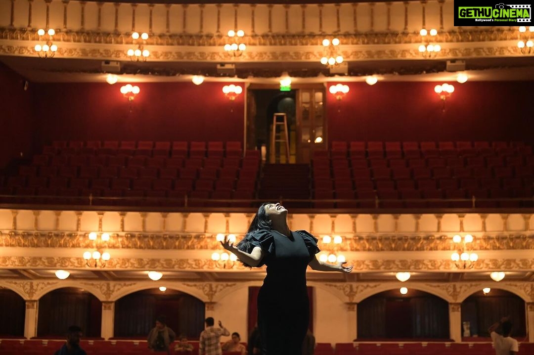 Sanskruti Balgude Instagram - Filmed here a couple of days ago and it was magicalβ¦π Now manifesting that I perform, next! ππΌππ»ββοΈ Pc : @wankhede_shreya #royaloperahouse #actress #film #sanskrutibalgude The Royal Opera House
