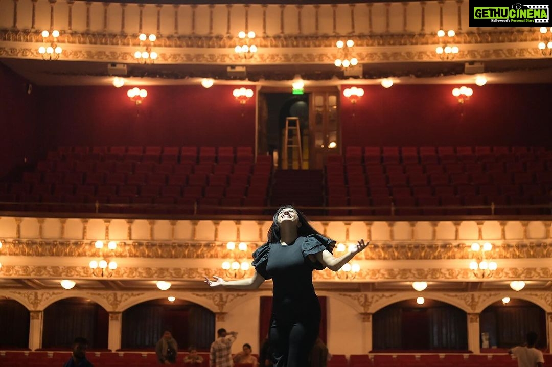 Sanskruti Balgude Instagram - Filmed here a couple of days ago and it was magical…😍 Now manifesting that I perform, next! 🙌🏼🙇🏻♀️ Pc : @wankhede_shreya #royaloperahouse #actress #film #sanskrutibalgude The Royal Opera House
