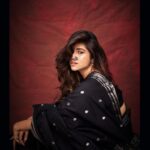 Sanskruti Balgude Instagram – … flaunting my “मराठी” ness…🖤♠️

#sanskrutibalgude #actress  #black #sari #paithinisarees