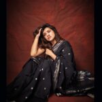 Sanskruti Balgude Instagram - … flaunting my “मराठी” ness…🖤♠️ #sanskrutibalgude #actress #black #sari #paithinisarees