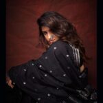 Sanskruti Balgude Instagram – … flaunting my “मराठी” ness…🖤♠️

#sanskrutibalgude #actress  #black #sari #paithinisarees